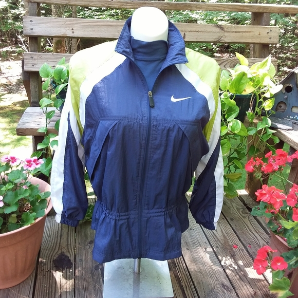 NIKE Women's Windbreaker. - Picture 5 of 10